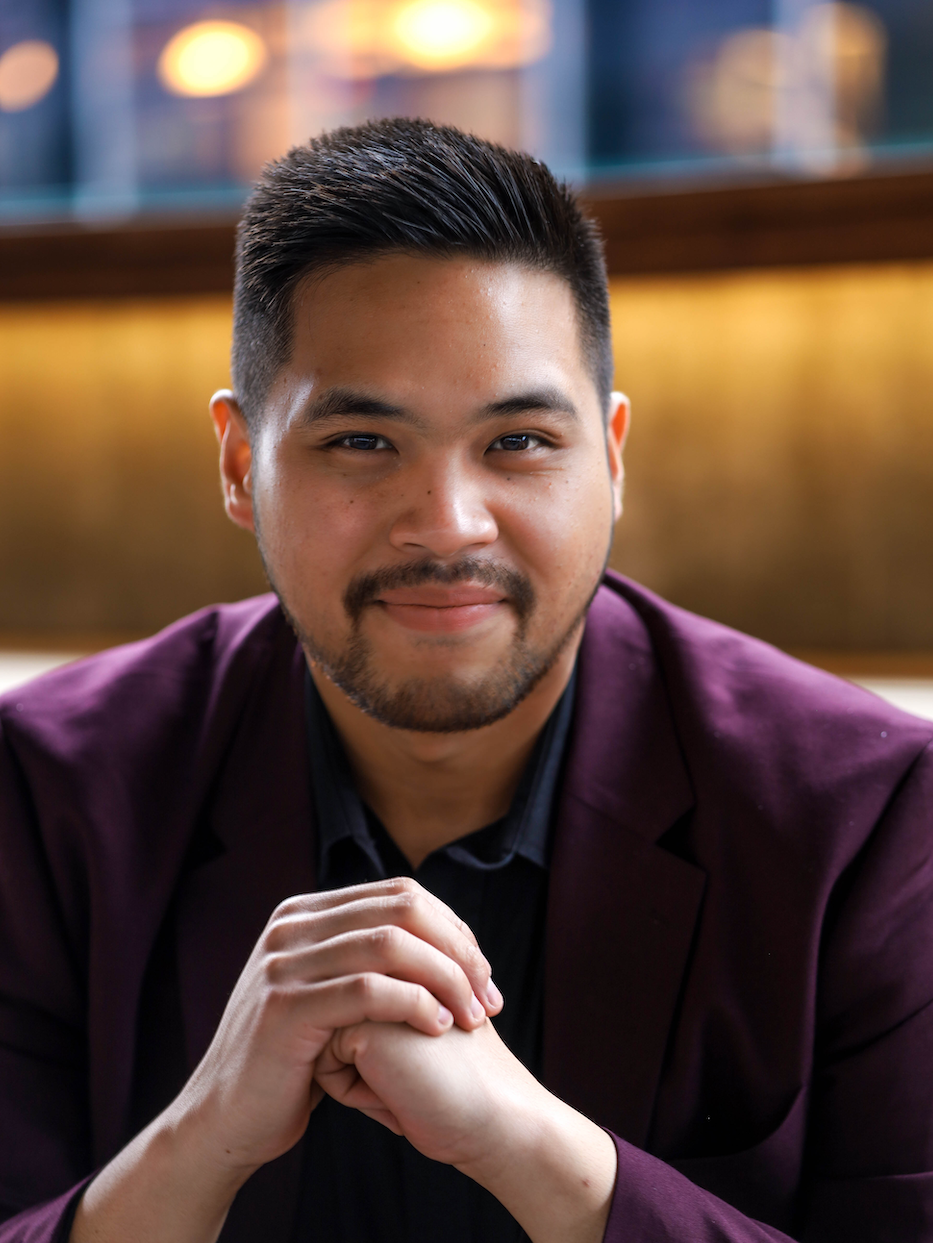 Headshot of Filipino countertenor Kyle Tingzon