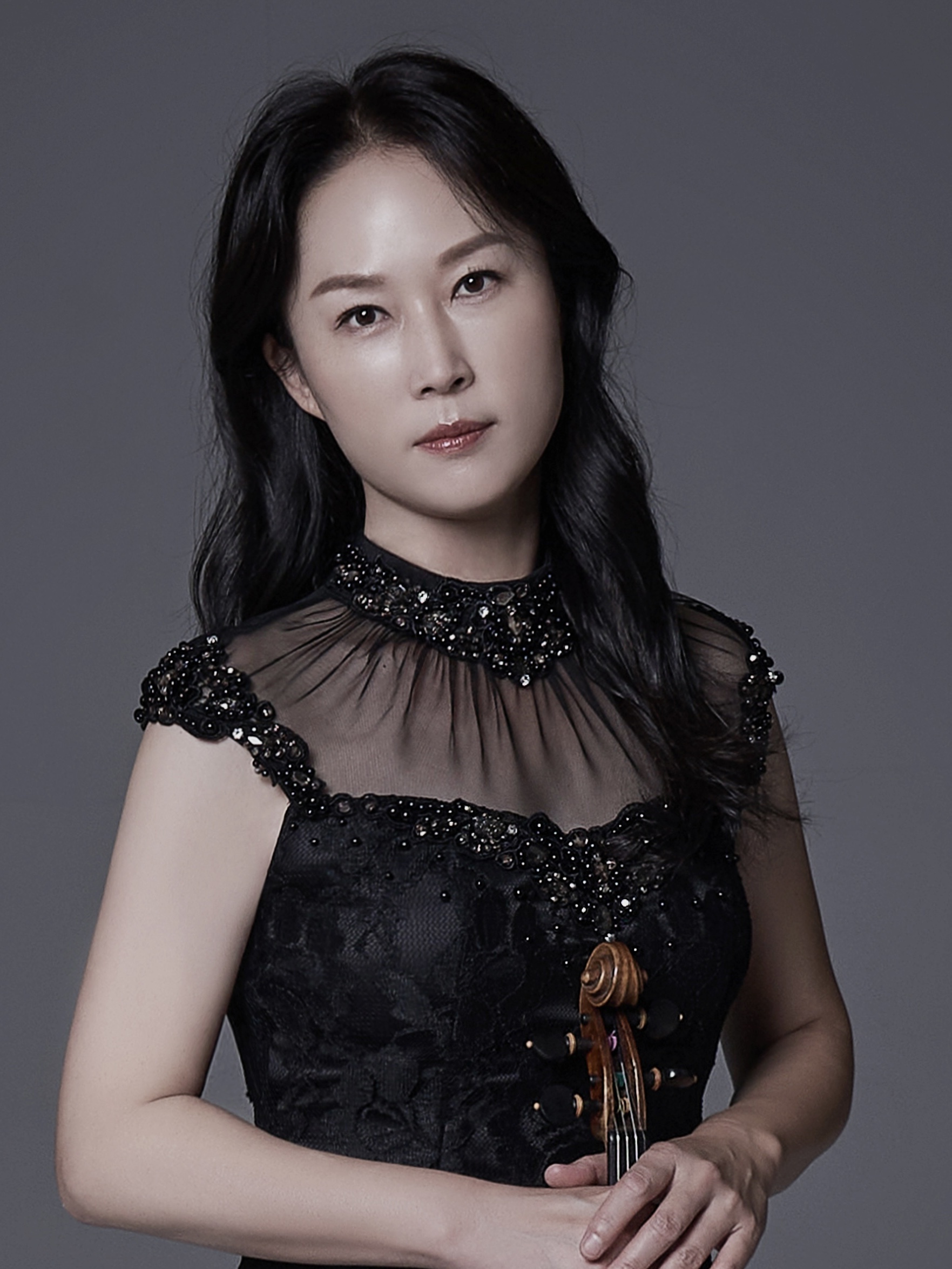 Headshot of Heesun Choi, violinist