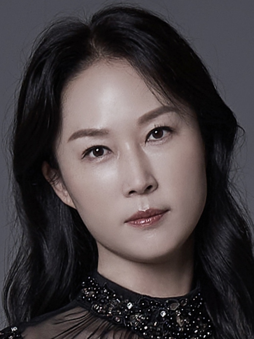 Headshot of Heesun Choi, violinist